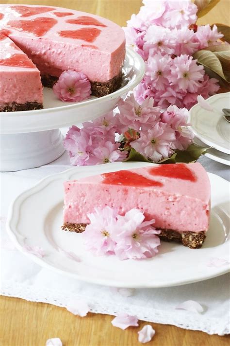 Für 20 minuten in der form lassen und dann auf einem kuchengitter abkühlen lassen. Erdbeer-Joghurt-Torte mit Schoko-Keks-Boden | Erdbeer ...