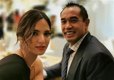 Pasangan yang telah menikah 11 tahun ini telah dikaruniai tiga anak. 10 Tahun Menikah, Baru Terungkap Fakta di Balik Rumah ...