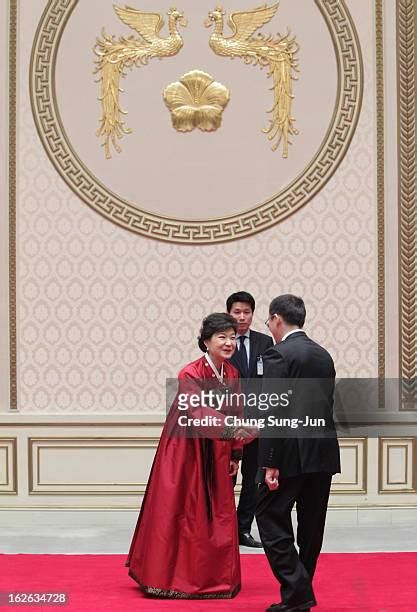 park geun hye inargurated as first female president of south korea photos et images de