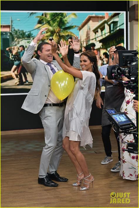 Photo Halle Berry Gets Silly During Despierta America Appearance 04