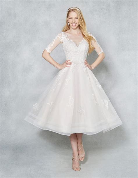 Anda bisa melihat beberapa contoh desain gaun pengantin baik yang muslim dan modern dengan dominan warna putih seperti beberapa desain yang sudah kami sajikan dalam artikel ini. 6 Gaya dan Model Gaun Pengantin Kristen Internasional ...