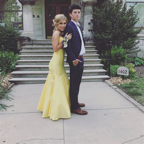 Pin By Marylou Smith On Prom Posing Ideas Prom Picture Poses Prom Pictures Couples Prom Images
