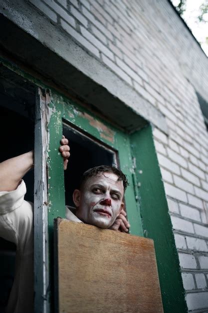 Retrato De Homem Com Maquiagem De Palha O Assustador Foto Gr Tis