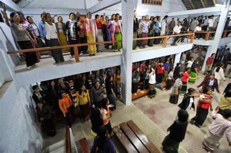 Hindistan'ın mizoram eyaletinde dünyanın en geniş ailesine sahip olduğu tahmin edilen ziona chana 76 yaşında hayatını kaybetti. World's Largest Family: Indian Sect Leader, Ziona Chana ...