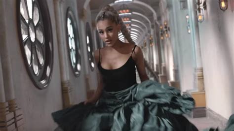 Ariana Grande Rend Hommage Aux Victimes De L Attentat De Manchester Dans Son Clip No Tears Left