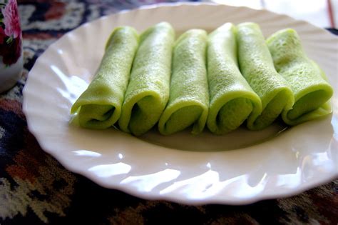Kuih bahulu ialah kuih tradisi melayu yang sangat enak dinikmati pada bila bila masa, sebagai kudapan ataupun untuk minum petang dengan kopi panas. Tutorial : Kuih Ketayap Lembut dan Sedap!!