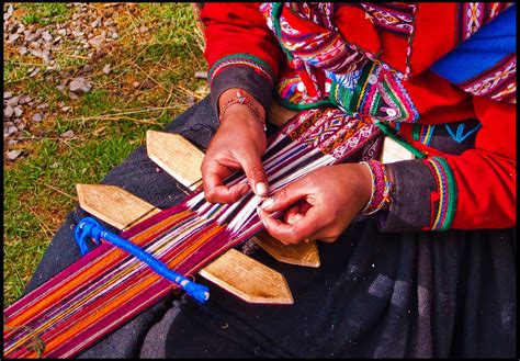 Artesanía Textil En Chinchero Una Mujer Trabaja Una Artesa Flickr