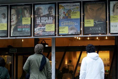 Dos Personas Contemplan La Cartelera De Un Cine Madrileño Cultura
