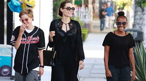 ¿mal Padre Angelina Jolie Estuvo En El Hospital Con Sus Hijas Pero A