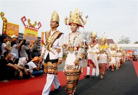 Mengenal Baju Adat Lampung Lengkap Budayanesia