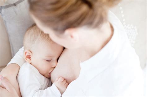 Lactancia materna cómo conseguir un buen agarre del bebé al pecho al
