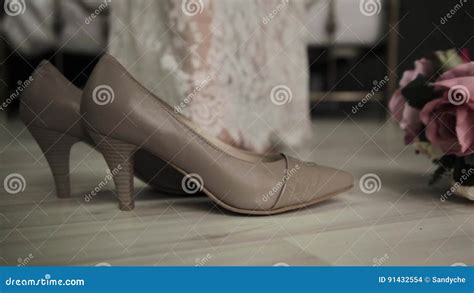 Première Nuit De Noce La Jeune Mariée Vient à Un Lit Enlève Les Chaussures Et La Robe De