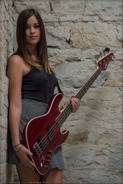 bem vindo ao blog mundo de músicas guitar girl bass guitarist female guitarist