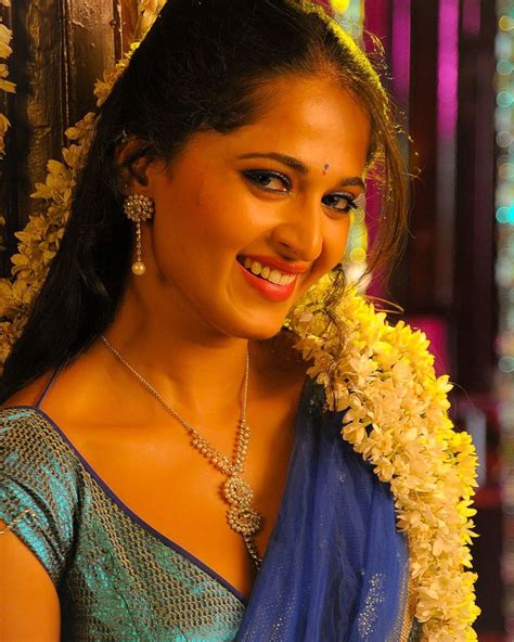 Unseen Gallery Anushka Shetty As Amalapuram Saroja From Vedam