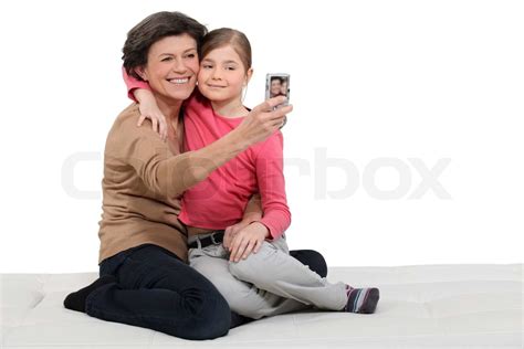 Großmutter und Enkelin ein Bild von sich selbst Stock Bild Colourbox