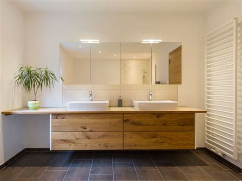 Platzsparend einsetzen und mithilfe von licht und den richtigen fliesen dein badezimmer optisch größer erscheinen. badezimmermöbel | Modernes lebendiges Badezimmermöbel ...