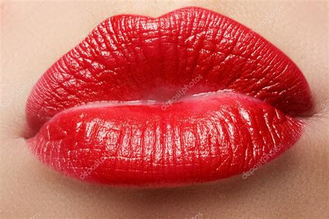 セクシーな唇。美しさ、赤唇メイク詳細。美しいメイクアップのクローズ アップ。官能的な口。口紅やリップグロス。キス。美容 — ストック写真 ©