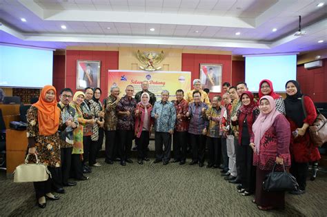 Tuan rumah pembantu rumah book. UNP Sukses Tuan Rumah Forum Rektor Indonesia 2019 - Sumber ...