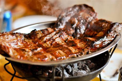 La acción que consiste en el asado, la carne recibe el calor del fuego de manera gradual. Dónde comer un asado en Buenos Aires - Ling Buenos Aires