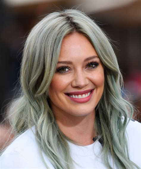 From Pink To Blue To White Hilary Duffs Hair Evolution Is So Epic Hilary Duff Hair Hair