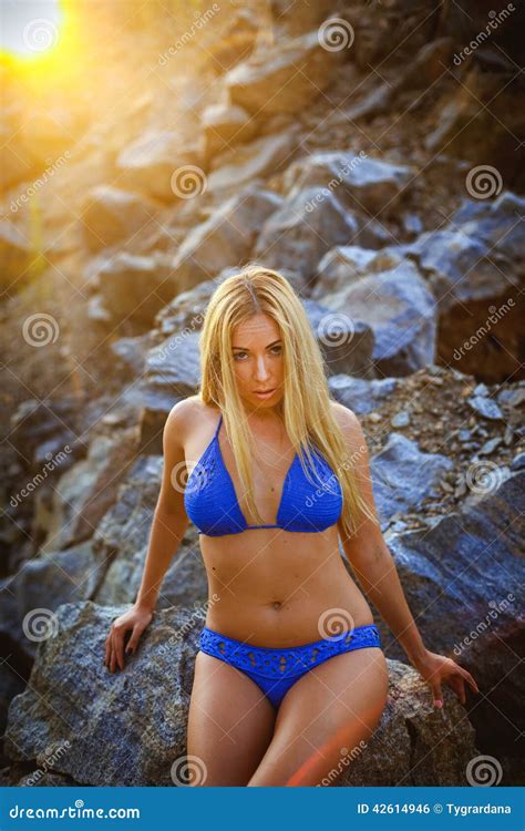 Mooi Meisje In Blauwe Bikini Stock Foto Image Of Licht Hitte