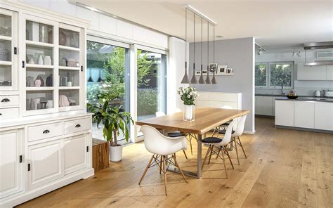 Das stilvolle, flexible familienreich in diesem behaglichen heim fühlen sich groß und klein rundum wohl ohne kompromisse eingehen zu müssen. Musterhaus Fertighaus Töpfer von BAUMEISTER-HAUS ...