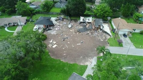 Sinkhole Rapidly Grows Swallows Central Florida Homes Youtube