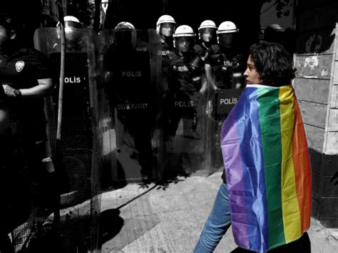 Istanbul Pride Thousands March In Defiance Of Bans Dozens Detained Express Magazine