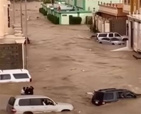 Cronaca Meteo Arabia Saudita Pesanti Inondazioni Vicino A La Mecca Strade E Ponti Distrutti A