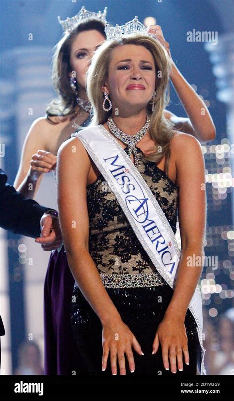 Miss Oklahoma Lauren Nelson Front Is Crowned Miss America 2007 By