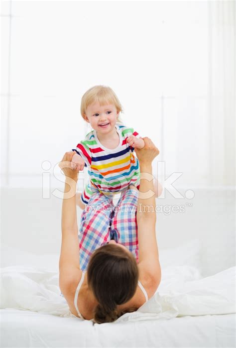 Foto De Stock Madre Jugando Con Bebé En Dormitorio Libre De Derechos