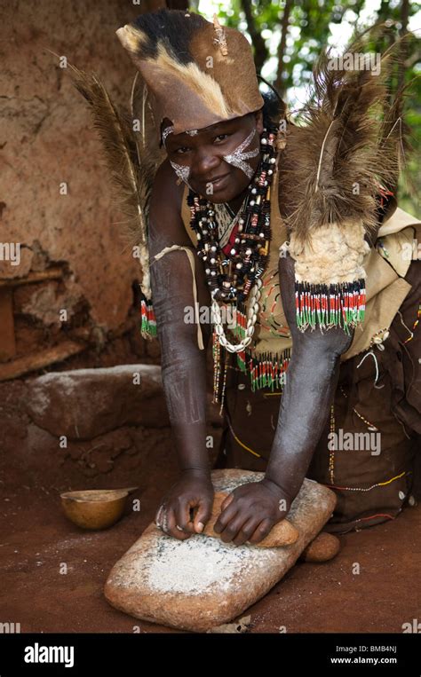 Kikuyu Woman Grinding Maize Nyeri Central Highlands Kenya Stock
