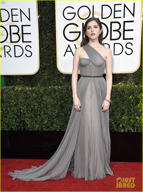 Anna Kendrick Is Gorgeous In Gray At Golden Globes 2017 Photo 3839011