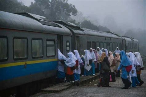 * pt kereta api, the state railway operator in indonesia. Waktu Subuh Dia Muncul, Rupanya Wujud 'Kereta Api Hantu ...