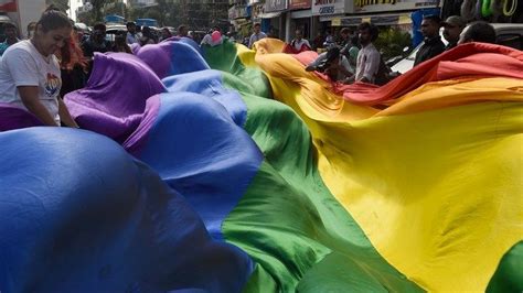 histórica despenalización de la homosexualidad en india entre lágrimas de emoción