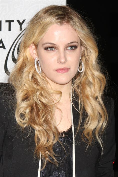 Riley Keough Wavy Honey Blonde Messy Hairstyle Steal Her Style