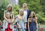 Los Reyes de Holanda con sus tres hijas en el posado de verano 2016 ...