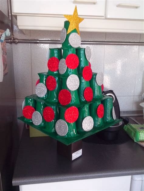 Árvore de Natal com material reciclável pacote de leite tronco