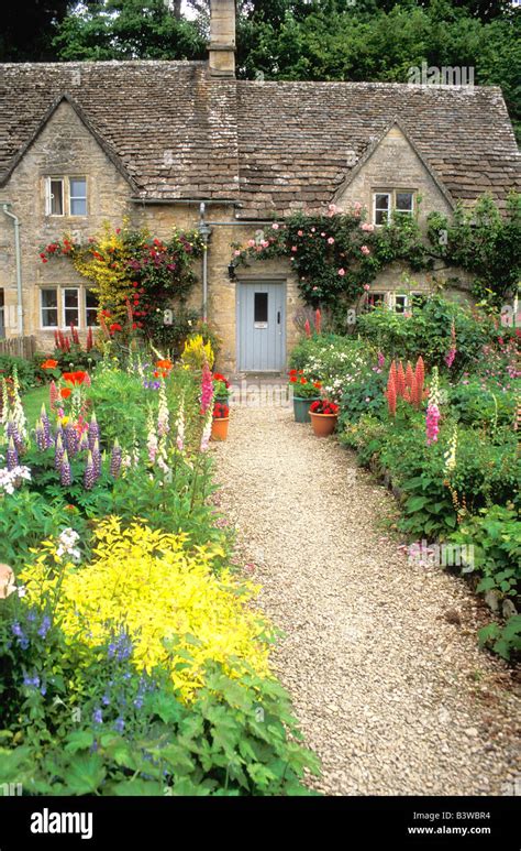 Old English Cottage Garden Hotel And Apartments