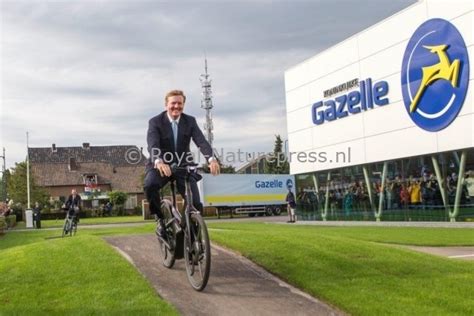 koning willem alexander opent vernieuwde fietsfabriek gazelle the world of royals