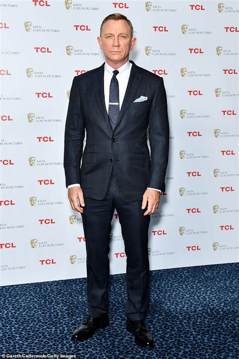 Daniel Craig Looks Dapper In A Suave Suit As His 007 Career Is Honoured