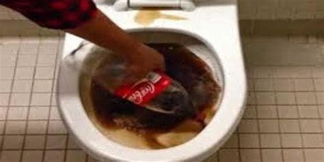 [Vídeo] Cómo limpiar el inodoro de casa con Coca-Cola y dejarlo