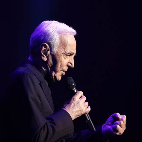 Charles Aznavour fait fondre le Palais des Sports à Paris