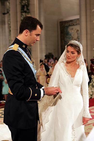 En 2017 se retiró de las actividades públicas tras haber participado en más de 22.000 actos oficiales, pero su principal valor fue ser el único hombre del mundo en tratar a la reina. Koning Felipe VI en Koningin Letizia van Spanje | Koning ...