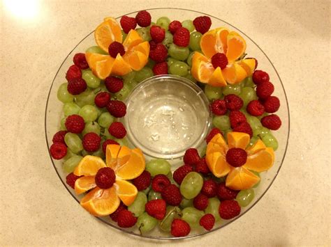 This cheery holiday salad is a fun (and delicious!) decorating idea for a party. Christmas fruit platter | Christmas veggie tray, Christmas ...