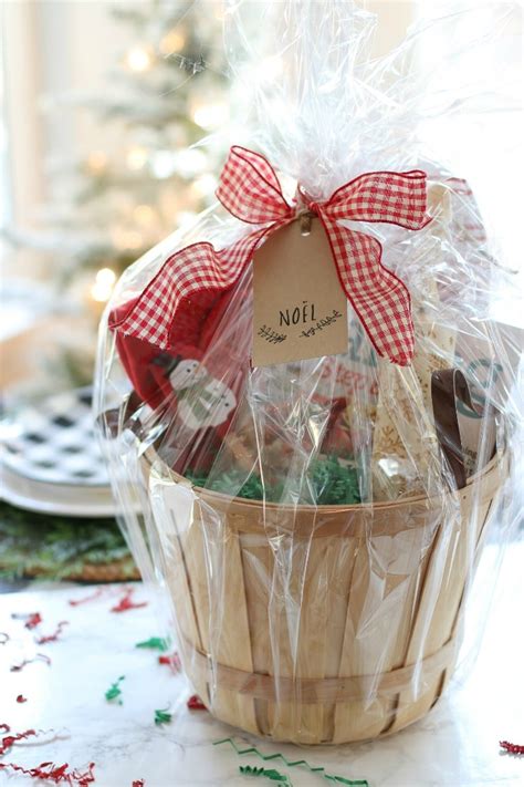 Exclusive christmas gift baskets for your near and dear ones. DIY Christmas Gift Baskets Your Friends Will Love- The ...