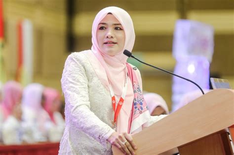 Для просмотра онлайн кликните на видео ⤵. Zahida: Abd Latiff Jangan Lupa Kedudukan Sebagai Ahli ...