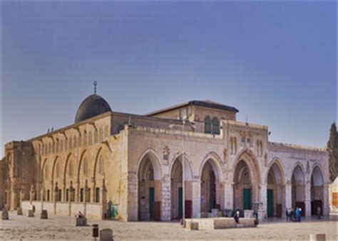 ويحتشد عشرات الآلاف من المصلين الفلسطينيين، في المسجد الأقصى لإحياء الليالي العشر الأخيرة من شهر رمضان، لأداء الصلوات في مجمع الأقصى. حرمة المسجد الأقصى