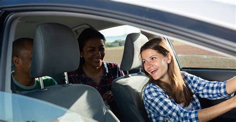 İki arkadaşıyla arabada konuşan kadın sürücü stok fotoğraflar and 30 34 yaş‘nin daha fazla