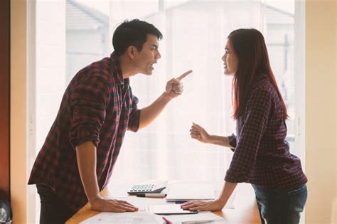 Suami Suka Berkata Kasar Ini Cara Menghadapinya Alodokter